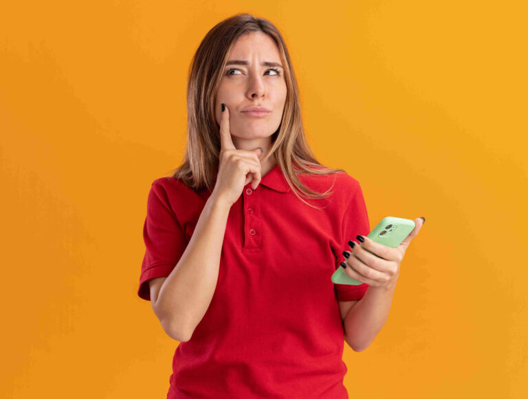 Junge Frau hält Smartphone und überlegt, ob sie eine physische SIM oder eSIM für die Schweiz wählen soll – Vergleich von SIM-Kartenoptionen.
